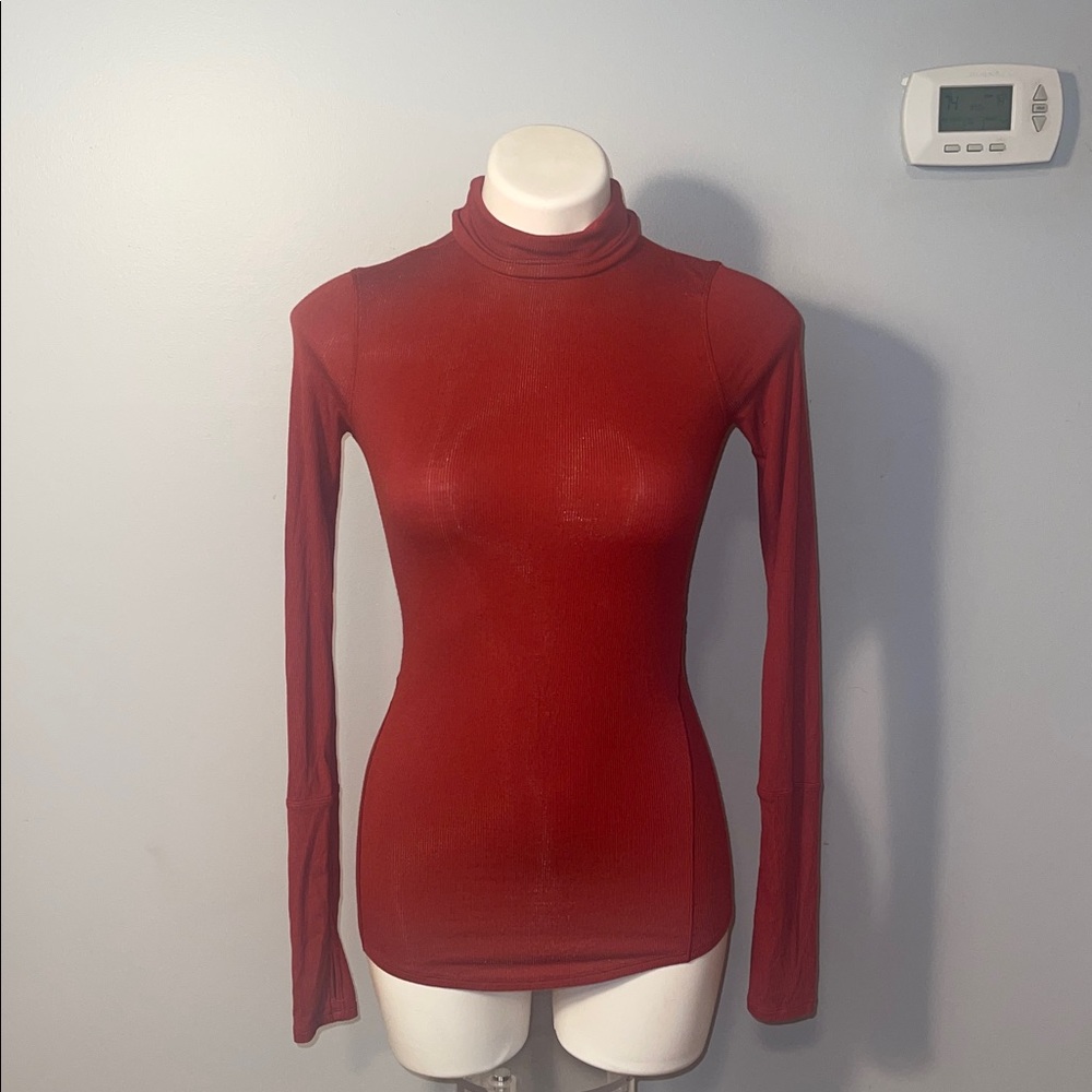 Lululemon Full Day Ahead Turtleneck in the color Magma. W3CWPS - Picture 2 of 10